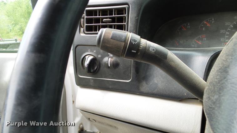 image for item L3136 2000 Ford F750 dump truck