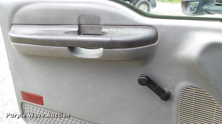 image for item L3136 2000 Ford F750 dump truck