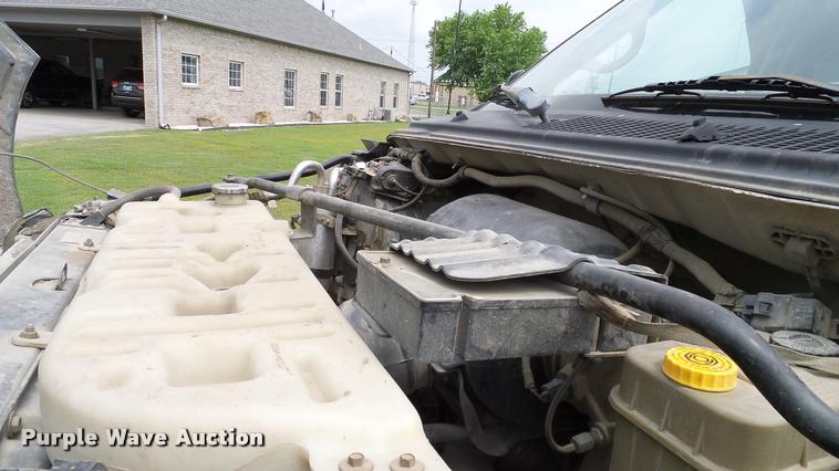 image for item L3136 2000 Ford F750 dump truck