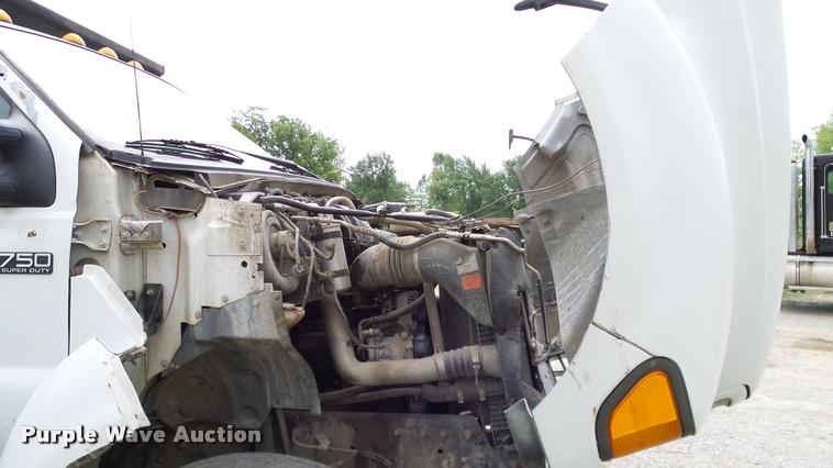 image for item L3136 2000 Ford F750 dump truck