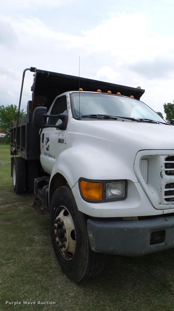 image for item L3136 2000 Ford F750 dump truck
