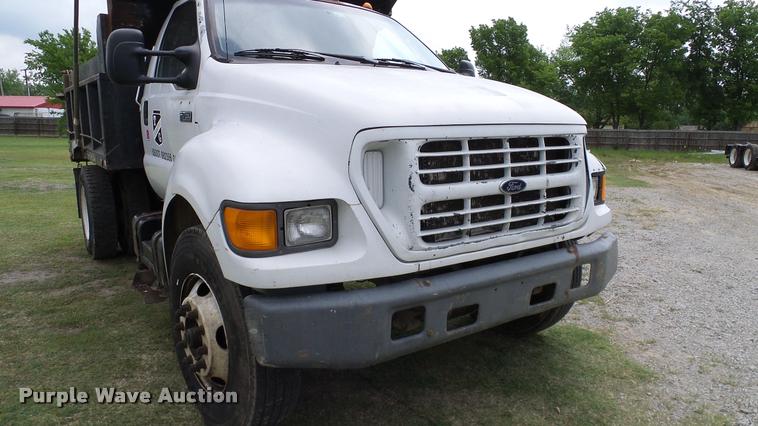 image for item L3136 2000 Ford F750 dump truck