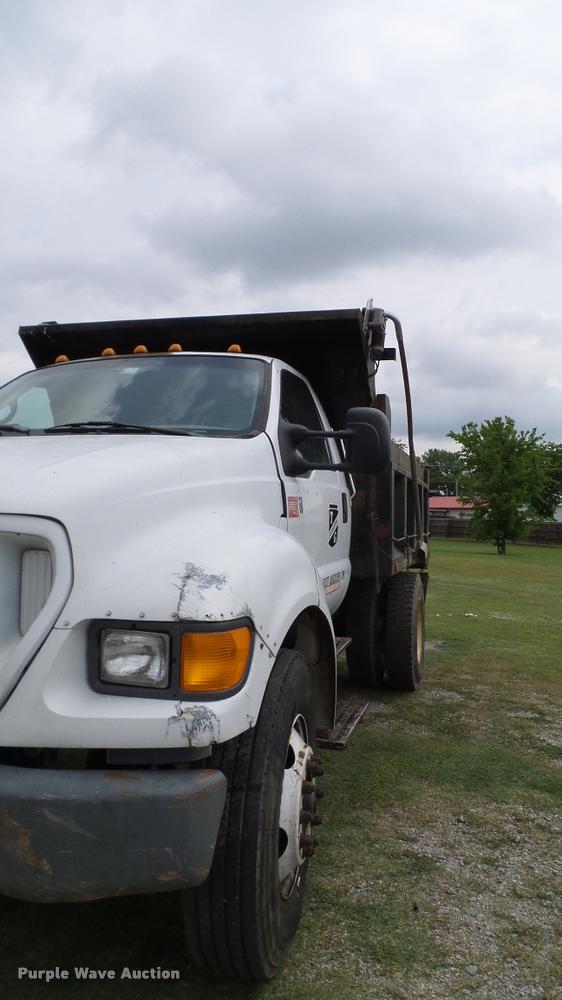 image for item L3136 2000 Ford F750 dump truck