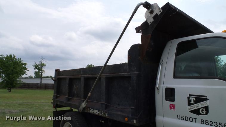 image for item L3136 2000 Ford F750 dump truck