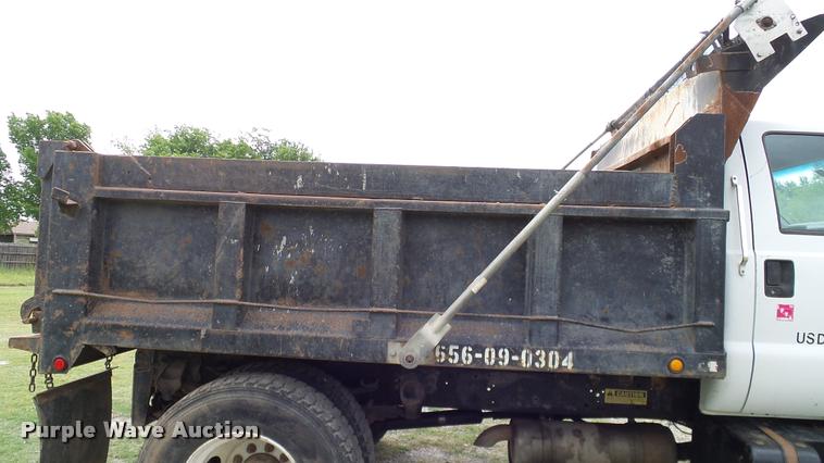 image for item L3136 2000 Ford F750 dump truck
