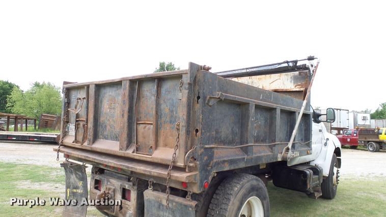 image for item L3136 2000 Ford F750 dump truck
