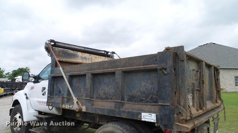 image for item L3136 2000 Ford F750 dump truck