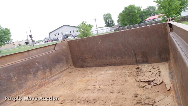 image for item L3136 2000 Ford F750 dump truck