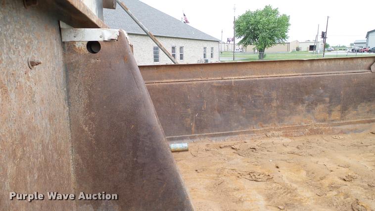 image for item L3136 2000 Ford F750 dump truck