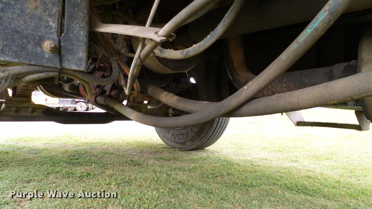 image for item L3136 2000 Ford F750 dump truck