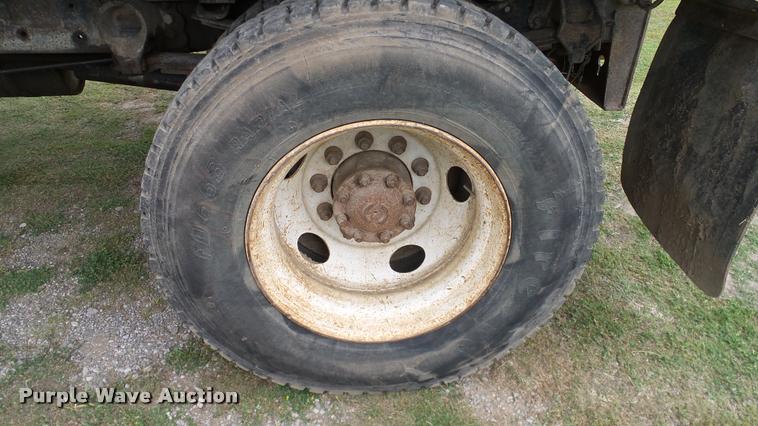 image for item L3136 2000 Ford F750 dump truck