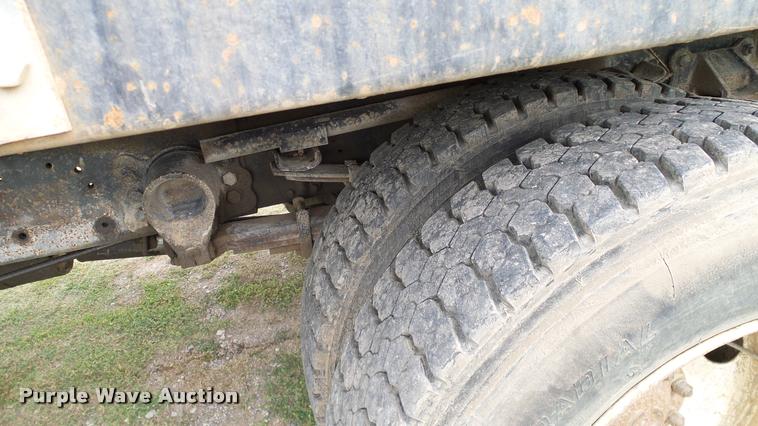 image for item L3136 2000 Ford F750 dump truck