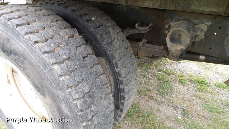 image for item L3136 2000 Ford F750 dump truck