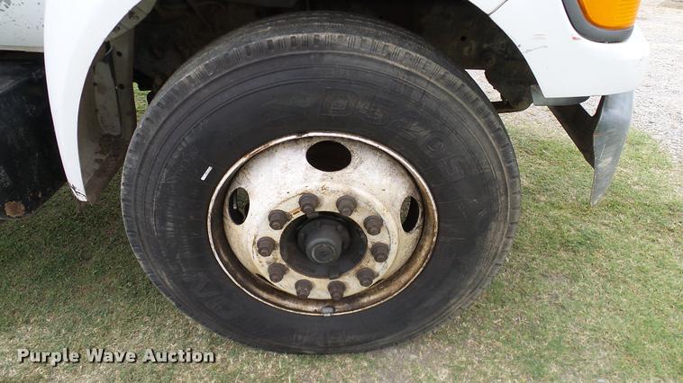 image for item L3136 2000 Ford F750 dump truck