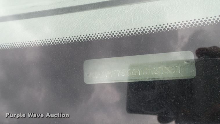 image for item L3136 2000 Ford F750 dump truck