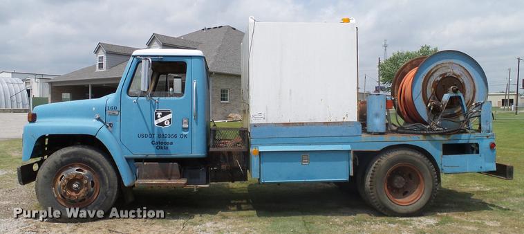 image for item L3141 1981 International 1854 tank truck