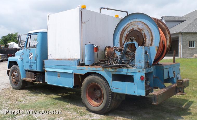image for item L3141 1981 International 1854 tank truck