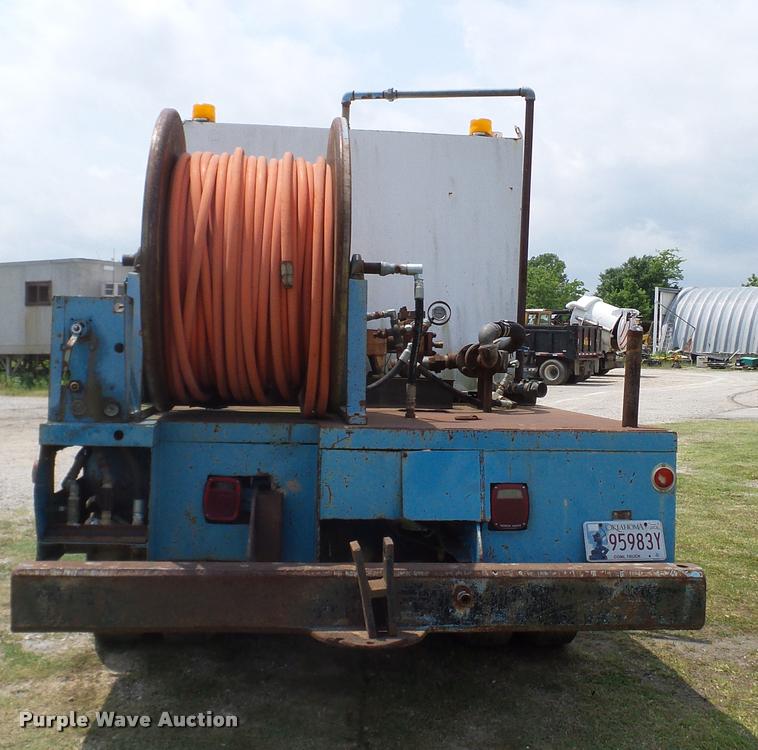 image for item L3141 1981 International 1854 tank truck