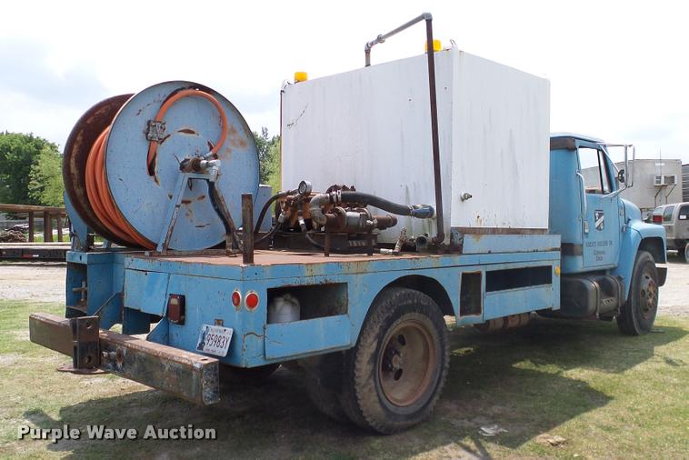 image for item L3141 1981 International 1854 tank truck