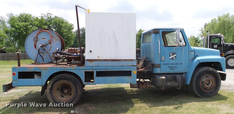 image for item L3141 1981 International 1854 tank truck