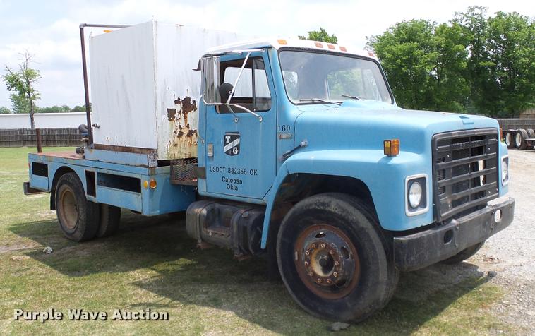 image for item L3141 1981 International 1854 tank truck