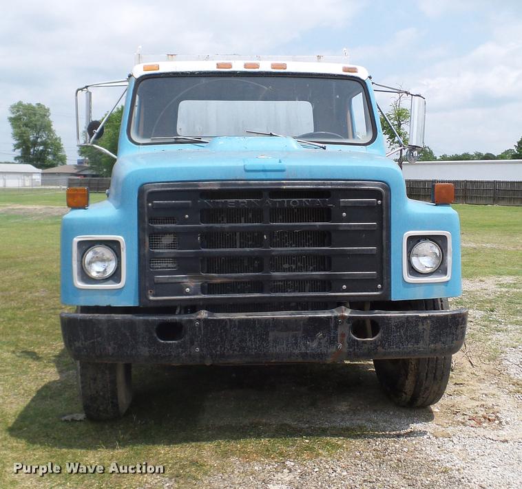 image for item L3141 1981 International 1854 tank truck
