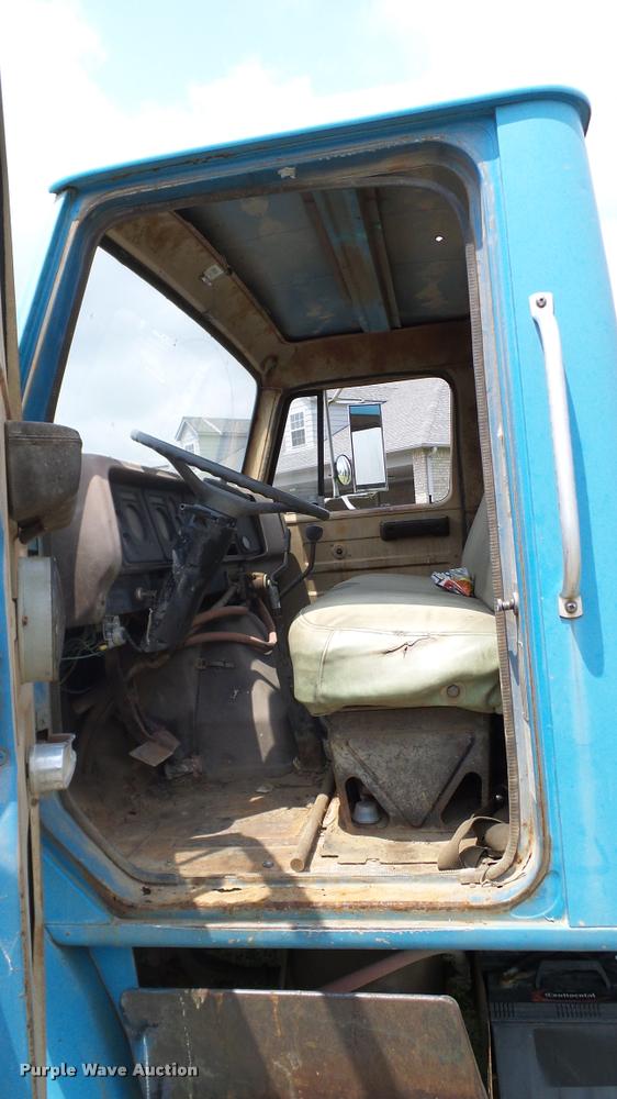 image for item L3141 1981 International 1854 tank truck