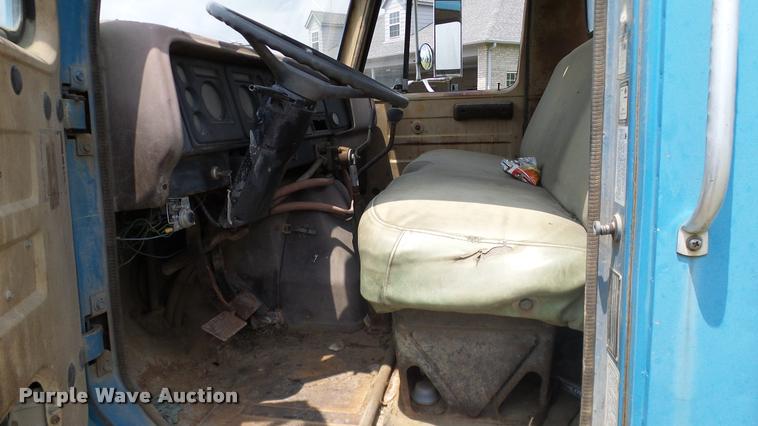 image for item L3141 1981 International 1854 tank truck