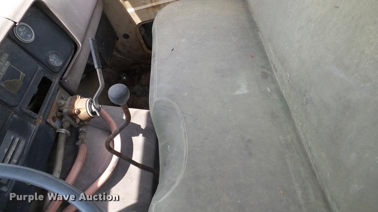 image for item L3141 1981 International 1854 tank truck