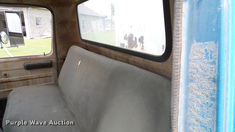 image for item L3141 1981 International 1854 tank truck