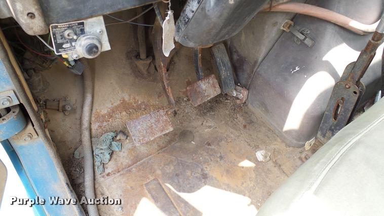 image for item L3141 1981 International 1854 tank truck