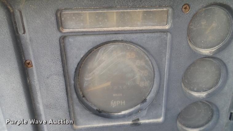 image for item L3141 1981 International 1854 tank truck