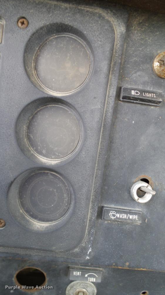 image for item L3141 1981 International 1854 tank truck