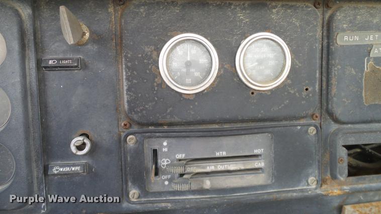 image for item L3141 1981 International 1854 tank truck