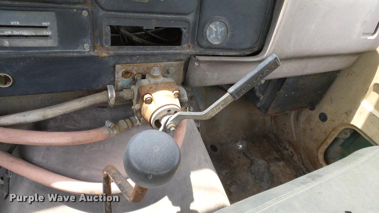 image for item L3141 1981 International 1854 tank truck