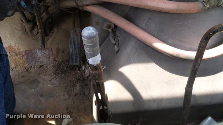 image for item L3141 1981 International 1854 tank truck