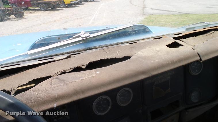 image for item L3141 1981 International 1854 tank truck