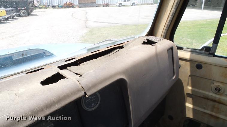 image for item L3141 1981 International 1854 tank truck