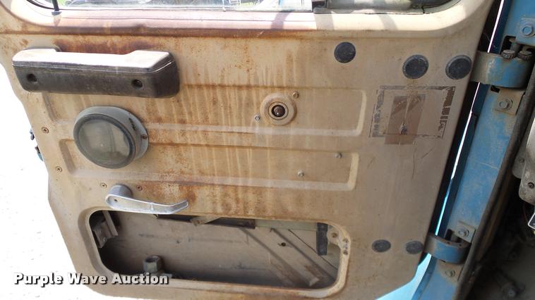 image for item L3141 1981 International 1854 tank truck