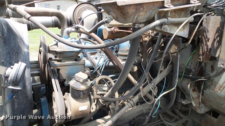 image for item L3141 1981 International 1854 tank truck