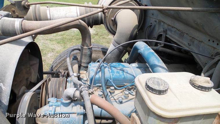 image for item L3141 1981 International 1854 tank truck