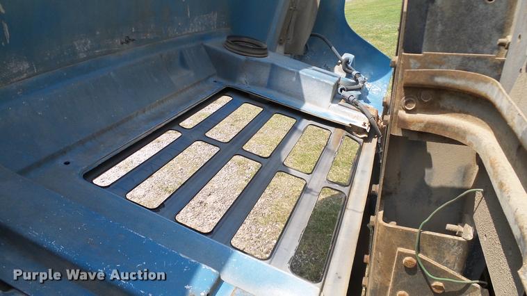 image for item L3141 1981 International 1854 tank truck