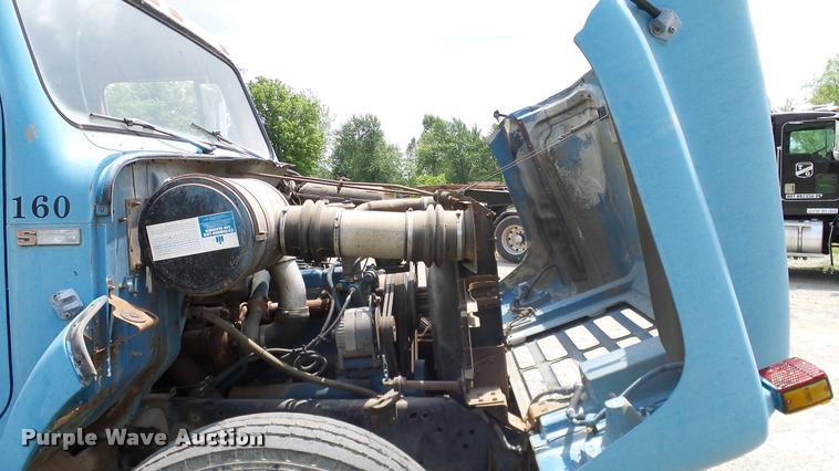 image for item L3141 1981 International 1854 tank truck