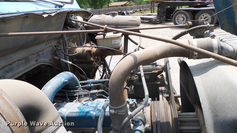 image for item L3141 1981 International 1854 tank truck