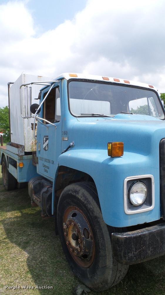 image for item L3141 1981 International 1854 tank truck