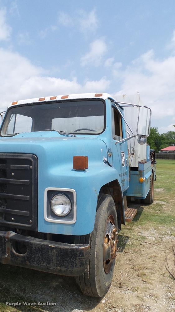 image for item L3141 1981 International 1854 tank truck
