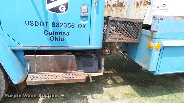 image for item L3141 1981 International 1854 tank truck