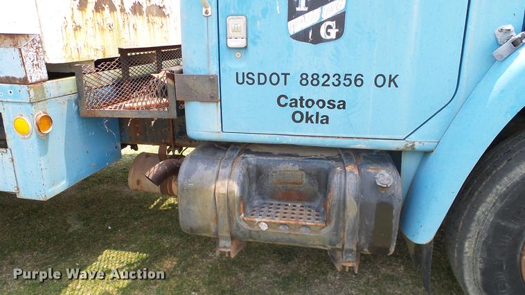 image for item L3141 1981 International 1854 tank truck