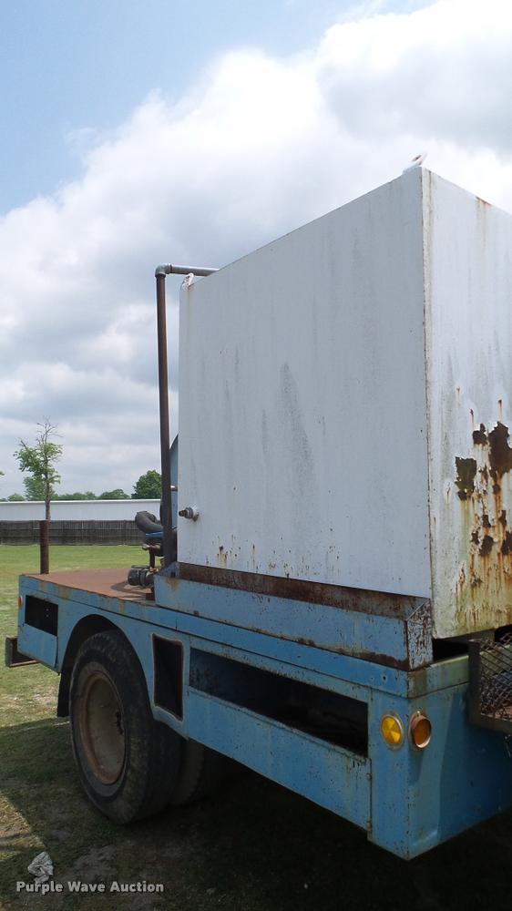 image for item L3141 1981 International 1854 tank truck