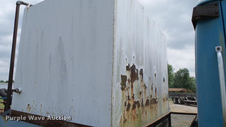 image for item L3141 1981 International 1854 tank truck